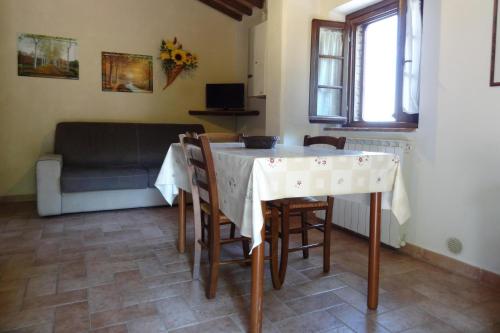 Apartment in Volterra with garden