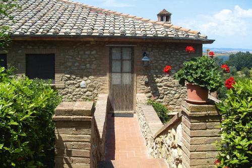 Apartment in Volterra with garden