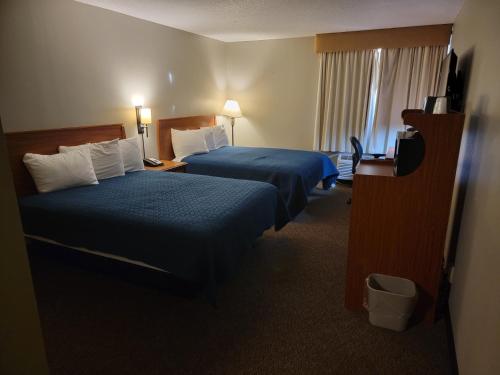 1 queen bed, 2 double beds