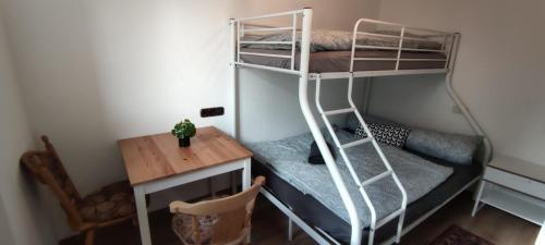 Ideales Monteurzimmer für bis zu 3 Personen in bester Lage l 1 Minute zum Bahnhof l Innenstadtnähe l Küche l Free-WLAN l Willkommen im Hallo!-Apartment 2