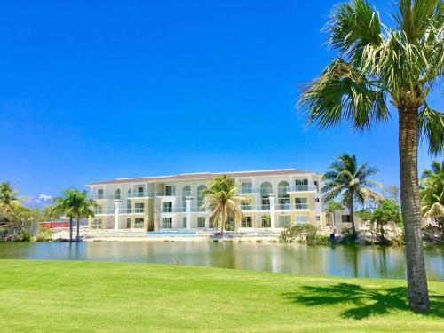 Modern 3 BEDROOM Penthouse - Golf Course Community - Lake Village
