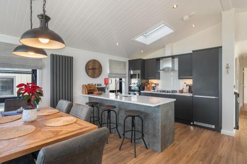 Hiraeth - Luxury Lodge with Hot Tub, Close to Beach