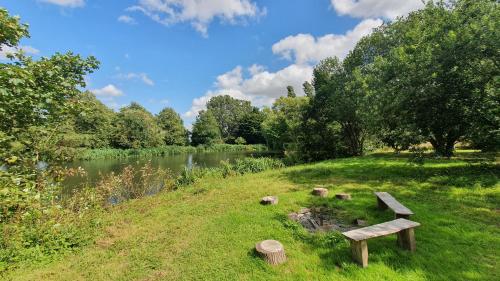 Exclusive Coach House with Lakeside Hot Tub on Country Estate