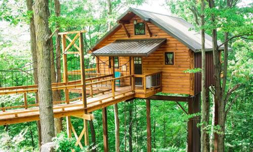 Treehouse #6 by Amish Country Lodging