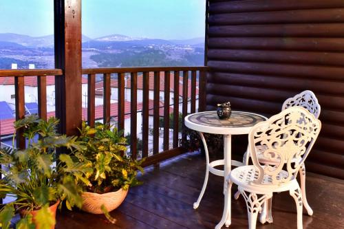 ระเบียง/ชานเรือน, אוויר הרים in มาอาลอท์ ทาร์ชิฮา