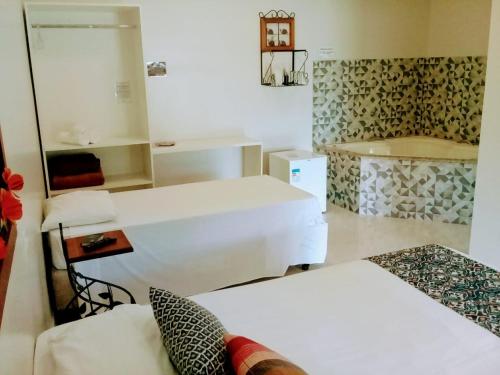 1 queen bed, 2 twin beds