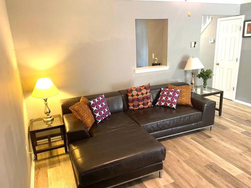 Charming Townhouse w Office Walk to Restaurants