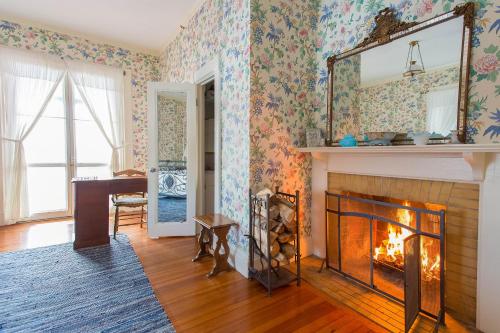 Orchard Room, Queen Bed, Mountain View & Fireplace