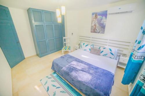 Comfortable apartment wPoolside Bar & Restaurant