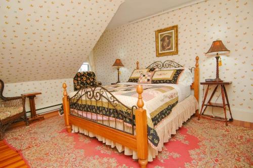 Alice’s Room, Queen Bed, Private Hall Bath