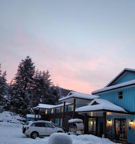 Exterior view, Ridgeview Motor Inn in Gold River (BC)