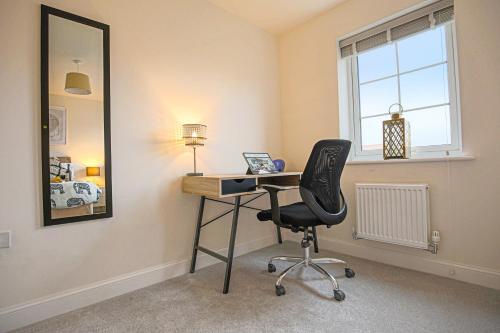Buckingham House with Pool Table, Free Parking, Garden and Smart TV by Yoko Property