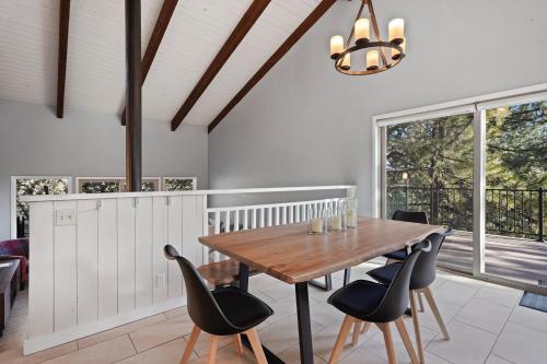 Pet Friendly Pine Knoll Home - image 7