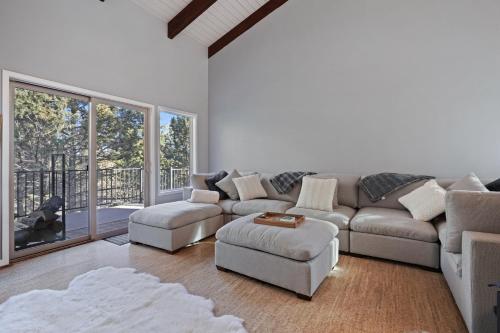 Pet Friendly Pine Knoll Home - image 8