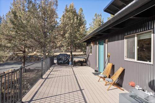 Pet Friendly Pine Knoll Home - image 4