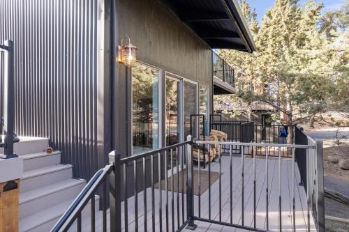 Pet Friendly Pine Knoll Home - main image
