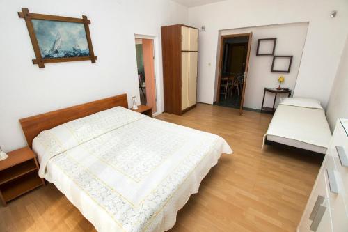 Apartments by the sea Duce, Omis - 7576