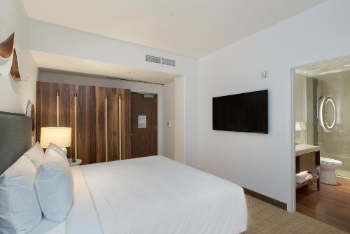 Hyatt Centric Waikiki Beach Room Type - King Room - High Floor
