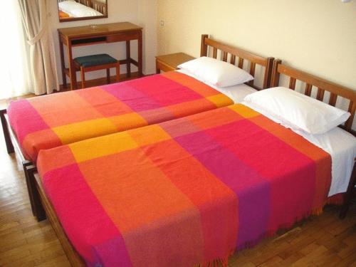 2 twin beds