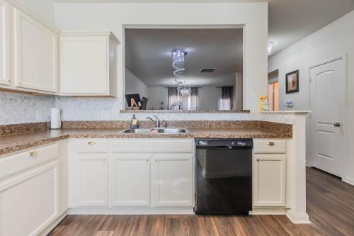 Konyha, Luxury 5BR Dallas Retreat with Business Amenities - Perfect for Business Travelers, Families & Group in Balch Springs (TX)