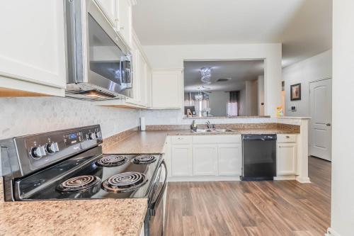 Konyha, Luxury 5BR Dallas Retreat with Business Amenities - Perfect for Business Travelers, Families & Group in Balch Springs (TX)