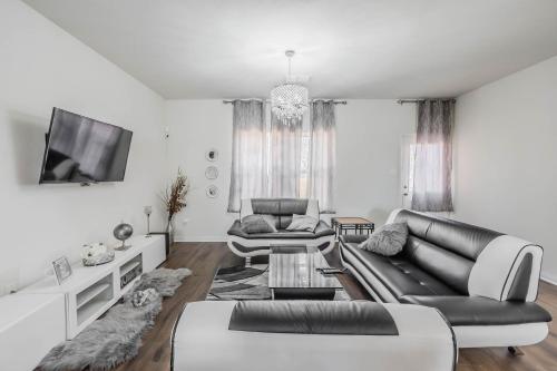 Közös társalgó / TV, Luxury 5BR Dallas Retreat with Business Amenities - Perfect for Business Travelers, Families & Group in Balch Springs (TX)