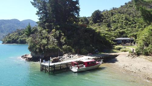 Apkārtne, Tawa Cove Cabins in Endeavorinleta