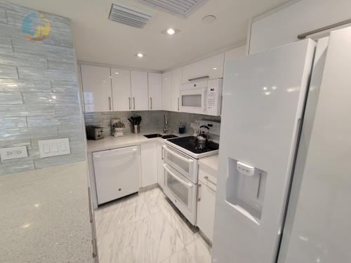 Deluxe Beach Resort - HORA RENTALS in Miami Beach, USA