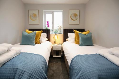 Aisiki Apartments at Stanhope Road, North Finchley, Airconditioned 3-Bedroom & 2-Bathroom, Pet Friendly Duplex Flat, King or Twin Beds, with Free Wi-Fi