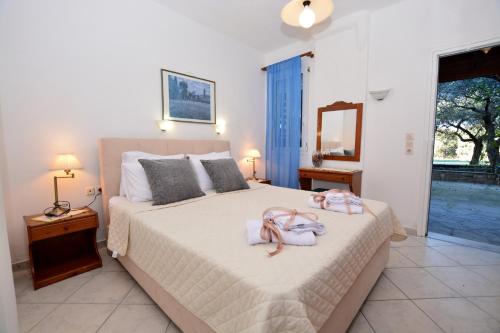 2 bedrooms, 4 beds