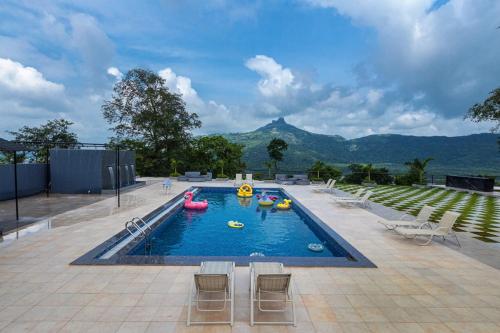 SaffronStays Sundowner, Karjat - party-perfect pool villa with rain dance and cricket turf