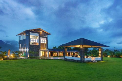 SaffronStays Sundowner, Karjat - party-perfect pool villa with rain dance and cricket turf