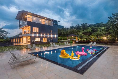 SaffronStays Sundowner - 8BR Morbe-view villa, grand pool, outdoor bar, gazebo, TT & pool table, rain dance, award-winning, Karjat