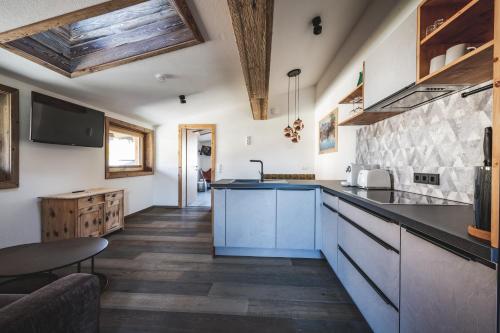 廚房, Wood Apartments by Trendlbrugger in 凱撒山麓戈英