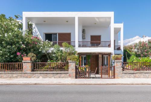 Kourita Garden Apartment with Sea View near to the port of Milos