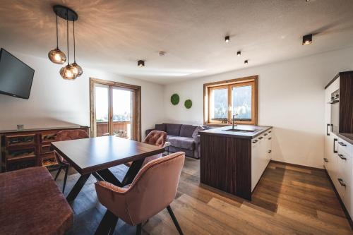 廚房, Wood Apartments by Trendlbrugger in 凱撒山麓戈英