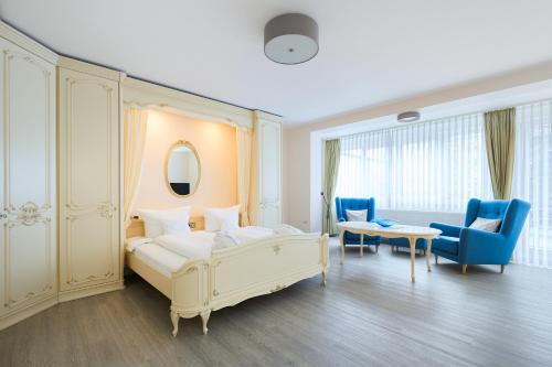 1 queen bed, 1 twin bed, 1 sofa bed