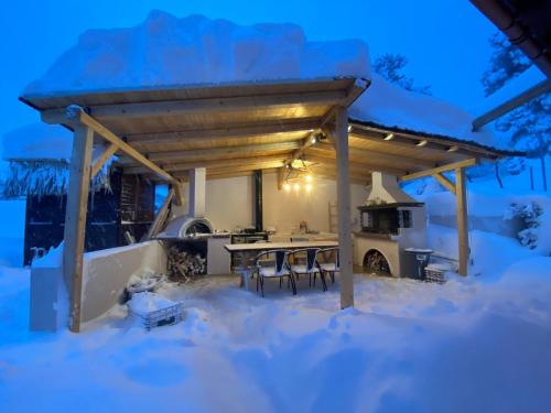 Το σπίτι στο δάσος (Το σπιτι στο δασος) in 플라카 딜레시