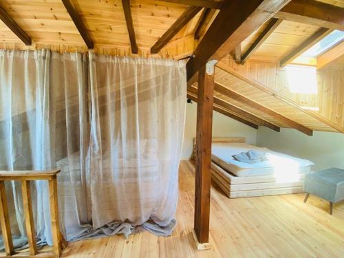 Το σπίτι στο δάσος (Το σπιτι στο δασος) in 플라카 딜레시