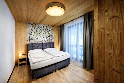 1 queen bed, 2 sofa beds