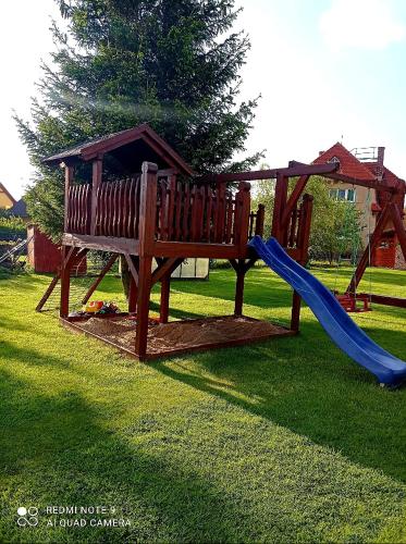 Spēļu laukums, Dům a chatka pod Smrkem (Dum a chatka pod Smrkem) in Nove Mesto pod Smrkem