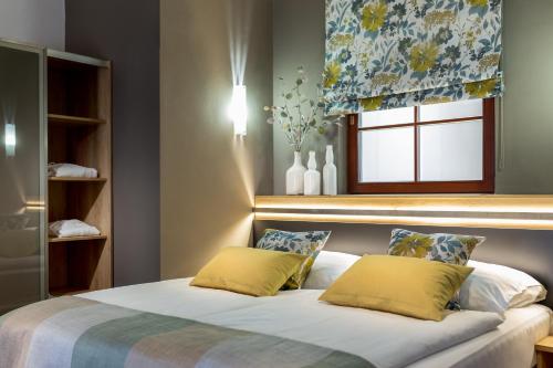 2 bedrooms, 4 beds