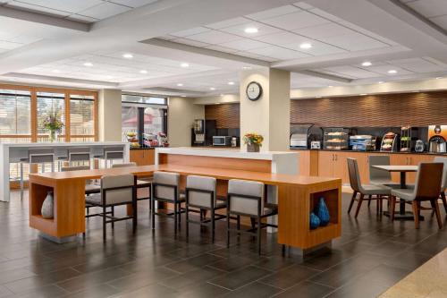 餐廳, 威爾明頓溫蓋特溫德姆酒店 (Wingate by Wyndham Wilmington) in 威爾明頓市中心