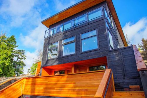 The Black Pearl, Luxury King Bed and Patio in Ucluelet, Canada
