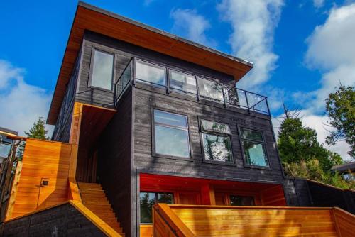 The Black Pearl, Luxury King Bed and Patio in Ucluelet, Canada