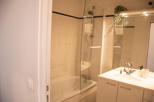 Bathroom, Apartment Villeneuve Stade de France Free parking WiFi in Villeneuve-la-Garenne