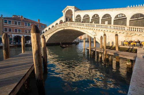 Two-Bedroom Apartment room in Rialto Deluxe Grand Canal View R&R