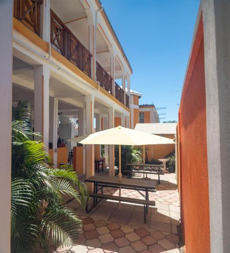 Restauracja, St. James Guesthouse in Roseau