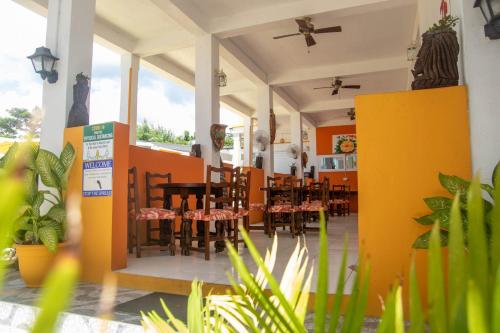 Restauracja, St. James Guesthouse in Roseau