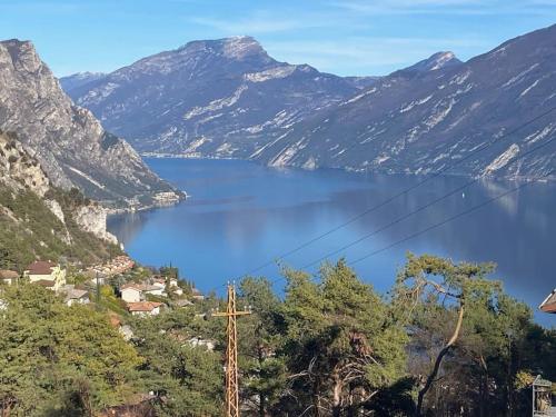 Un balcone sul Garda New house with panoramic views over Lake Garda